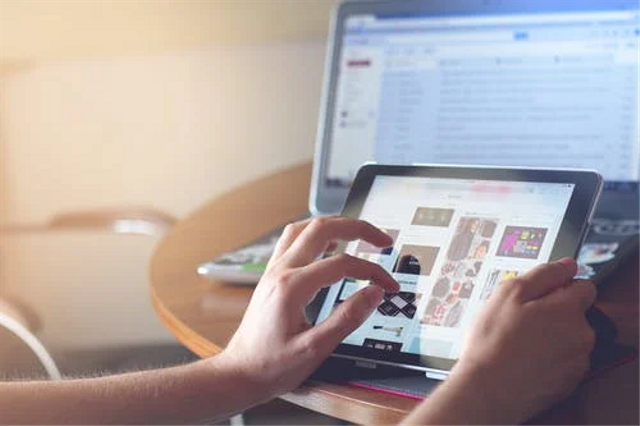 Untuk terhubung dengan internet, seseorang membutuhkan jaringan agar dapat terkoneksi. Foto: Pexels.com