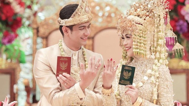Ria Ricis dan Teuku Rushariandi menunjukkan buku nikah dan cincin pernikahan. Foto: Instagram/teukuryantr