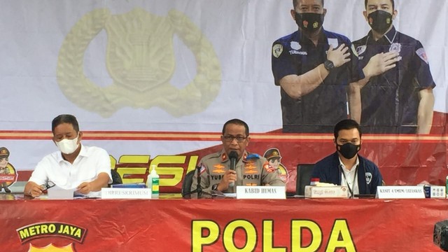 Polda Metro Jaya gelar konferensi pers soal kasus perampokan modus kempes ban di PIK, Jakarta Utara, Senin (15/11). Foto: Jonathan Devin/kumparan