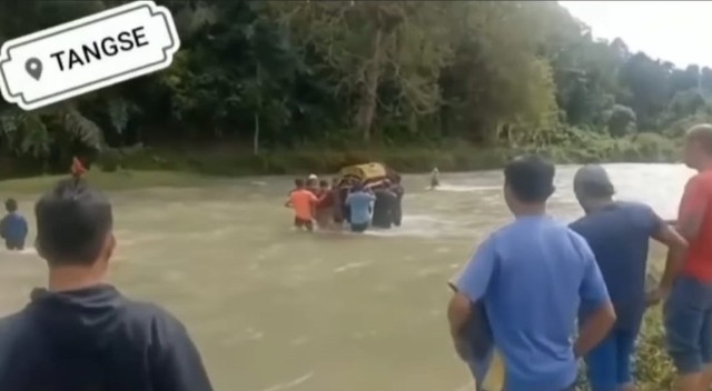 Viral, Warga Aceh Arungi Sungai Air Deras Gotong Jenazah ke Pemakaman (68619)