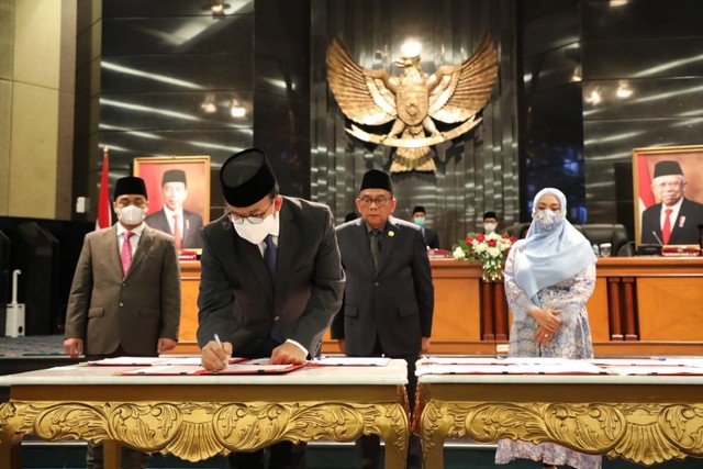 Gubernur DKI Jakarta Anies Baswedan dan Wakil Gubernur DKI Jakarta Ahmad Riza Patria menghadiri Rapat Paripurna DPRD DKI Jakarta, di Kebon Sirih, Jakarta Pusat, pada Senin (15/11). Foto: Pemprov DKI Jakarta