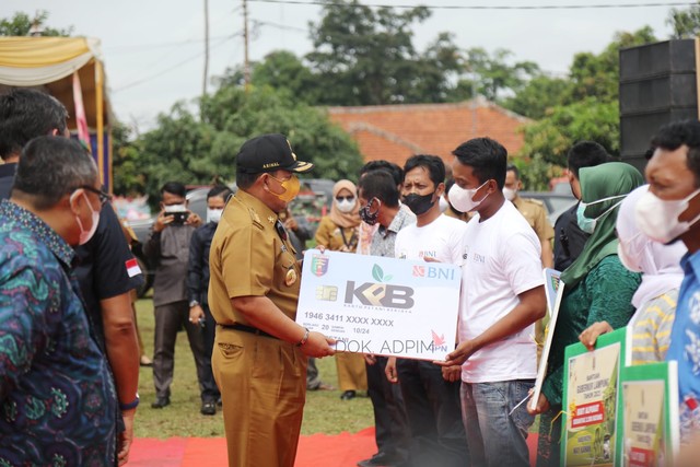 Bangkitkan Ekonomi Kerakyatan, Gubernur Lampung Launching Bazar Rebo (1)