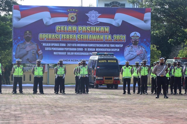 Apel gelar pasukan Operasi Zebra Seulawah 2021 di halaman Mapolda Aceh, Senin (15/11). Foto: Dok. Polda Aceh