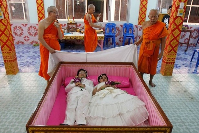 Ritual Unik Menikah dalam Peti Mati di Thailand, Prosesinya Bikin Merinding (18127)