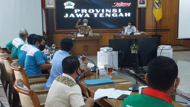 Pertemuan Gubernur Jawa Tengah Ganjar Pranowo dengan perwakilan buruh membahas formula UMK 2022 di Semarang, Jateng, Senin (15/11). Foto: Pemprov Jateng/HO/ANTARA