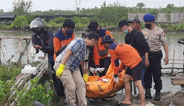Polisi bersama BPBD Kota Tegal mengevakuasi temuan jasad laki-laki tanpa identitas di Muara Sungai Ketiwon, Panggung, Tegal Timur, Senin (15/11/2021) (Istimewa)