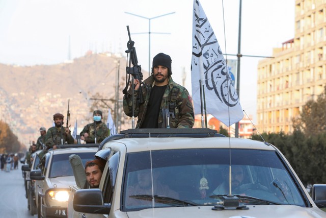 Anggota Taliban duduk di atas kendaraan militer selama parade militer Taliban di Kabul, Afghanistan. Foto: Ali Khara/REUTERS
