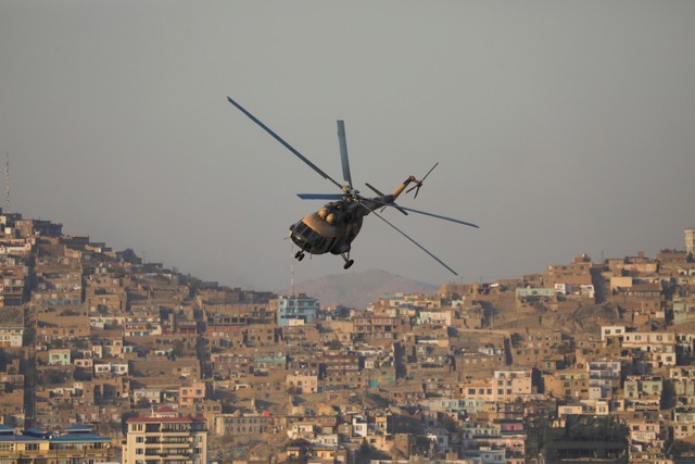 Sebuah helikopter militer dalam parade militer Taliban di Kabul, Afghanistan. Foto: Ali Khara/REUTERS