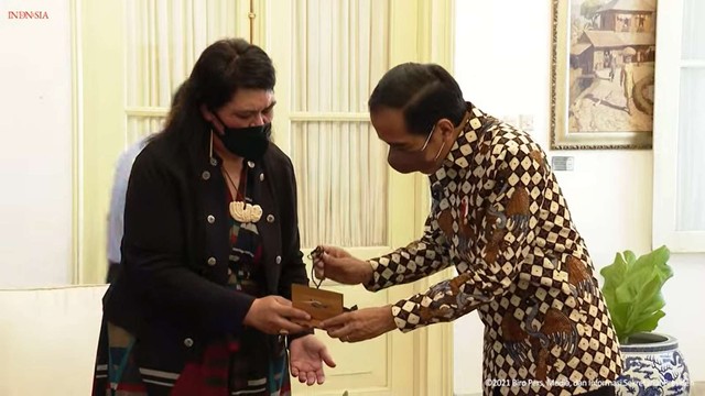 Jokowi Berikan Tas Noken Khas Papua ke Menlu Selandia Baru (35291)