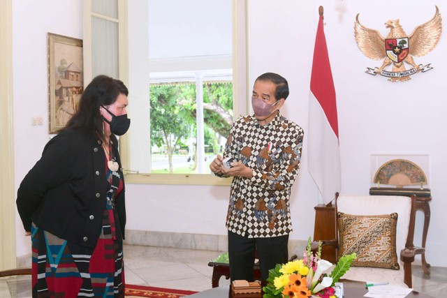 Jokowi Berikan Tas Noken Khas Papua ke Menlu Selandia Baru (35290)