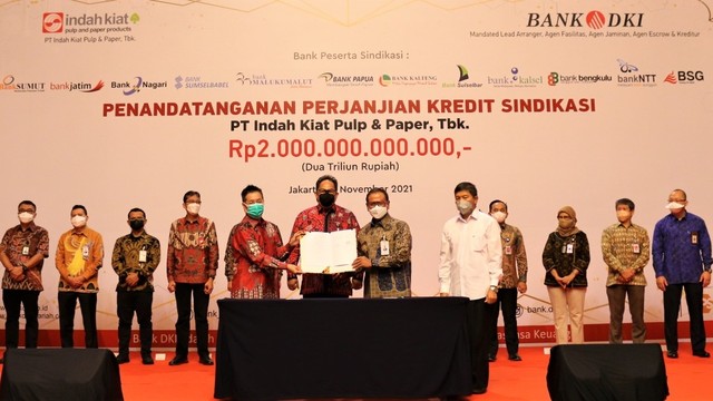 Penandatanganan Perjanjian Kredit Sindikasi Bank DKI bersama 12 Bank Pembangunan Daerah Seluruh Indonesia ke PT Indah Kiat Pulp & Paper. Foto: Bank DKI