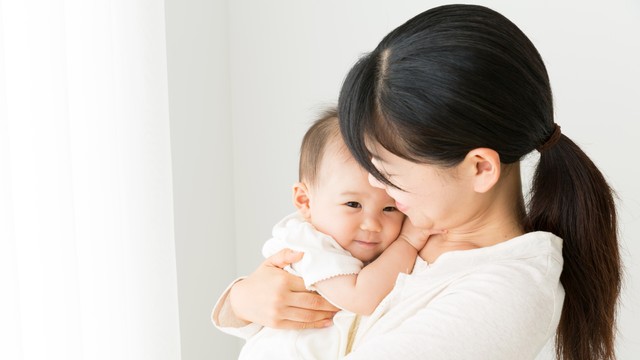 Ilustrasi ibu menggendong bayi. Foto: Shutterstock