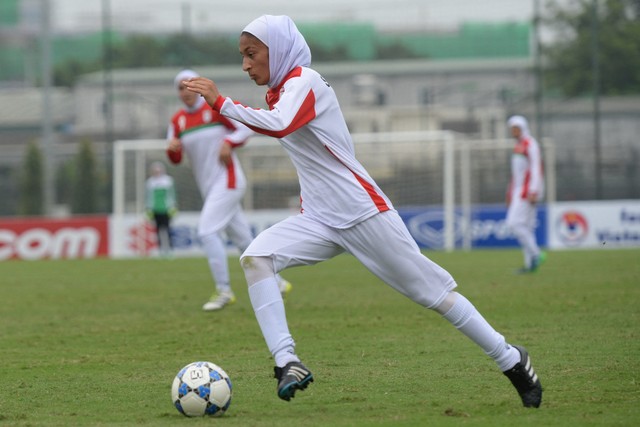 Timnas sepak bola Iran melawan Singapura selama kualifikasi Piala Asia Wanita AFC 2018 di Hanoi pada 5 April 2017. Foto: HOANG DINH NAM / AFP