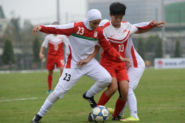 Timnas sepak bola Iran melawan Singapuran selama kualifikasi Piala Asia Wanita AFC 2018 di Hanoi pada 5 April 2017. Foto: HOANG DINH NAM / AFP