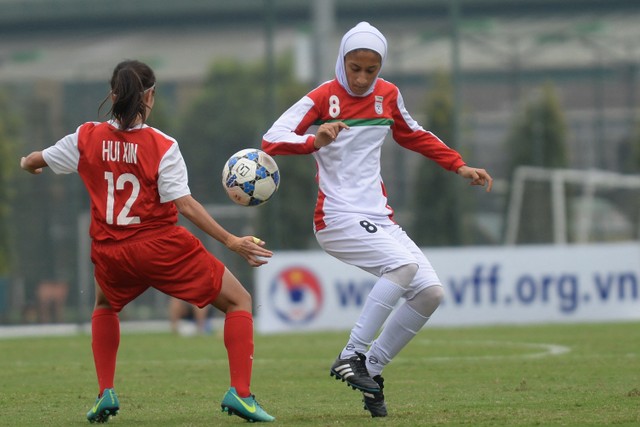 Timnas sepak bola Iran melawan Singapura selama kualifikasi Piala Asia Wanita AFC 2018 di Hanoi pada 5 April 2017. Foto: HOANG DINH NAM / AFP