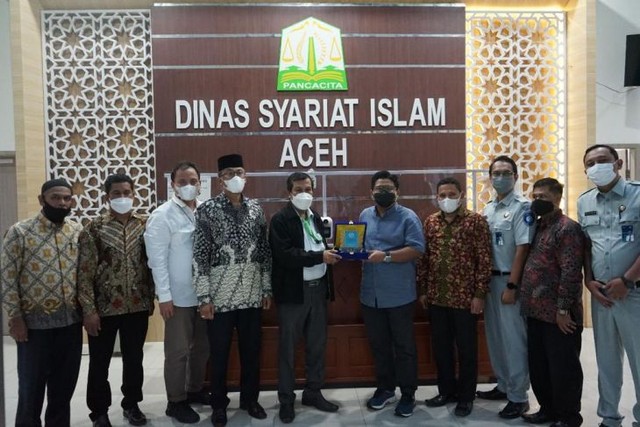 Direktur Hubungan Kelembagaan PT Jasa Raharja, Munadi Herlambang, melakukan silaturahmi dengan Majelis Permusyawaratan Ulama (MPU) Aceh dan Dewan Syariat Islam, Minggu, (14/11). Foto: Dok. Jasa Raharja