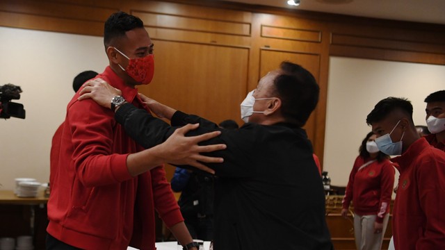 Ketua Umum PSSI Mochamad Iriawan (kanan) menyapa pemain Timnas U-18 Erlangga Setyo saat pelepasan Pemusatan Latihan Timnas U-18 di Jakarta, Senin (15/11).  Foto: Hafidz Mubarak A/ANTARA FOTO