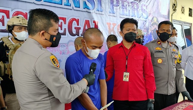 Kapolres Tegal Kota AKBP Rahmad Hidayat saat menanyakan alasan Mujiono tersangka pemerkosaan anak kandung, saat konferensi pers di mapolres setempat, Senin (15/11/2021). (Setyadi/panturapost.com)