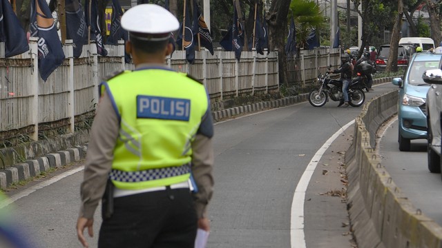 Petugas kepolisian memberhentikan kendaraan yang memasuki jalur khusus Transjakarta saat Operasi Zebra Jaya 2021 di Jalan Arteri Pondok Indah, Jakarta Foto: ANTARA FOTO/Hafidz Mubarak A