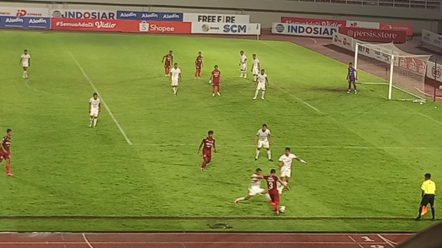 Persis Solo saat meladeni PSIM di Stadion Manahan Solo, Senin (15/11/2021). FOTO Agung Santoso