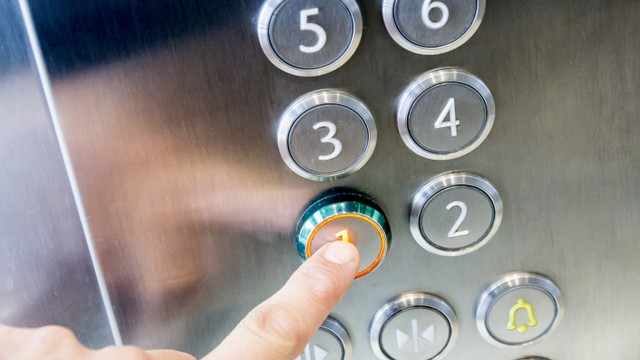  Ilustrasi tombol lift atau elevator. Foto: Shutterstock