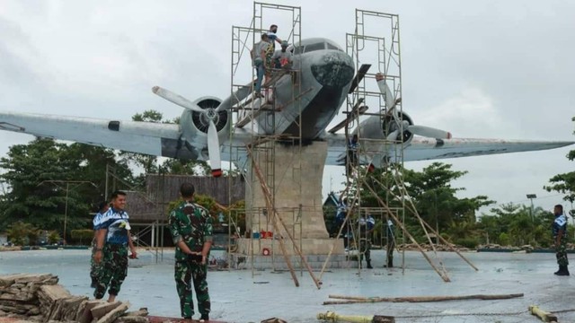 Komandan TNI AU Lanud Iskandar, Letkol Nav Rudy Kurniawan saat melakukan pemantauan pembenahan pesawat RI-002. Foto: IST/InfoPBUN