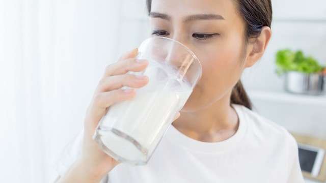 Ilustrasi ibu menyusui minum susu. Foto: Shutterstock
