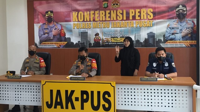 Polres Metro Jakarta Pusat gelar konferensi pers penangkapan DPO begal karyawan Basarnas. Foto: Jonathan Devin/kumparan