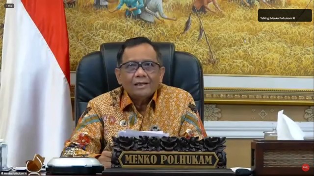 Menko Polhukam Mahfud MD saat membuka Seminar Nasional Mendukung Pengusulan Serangan Umum 1 Maret 1949 Menjadi Hari Nasional, Selasa (16/11). Foto: Youtube/Humas Jogja
