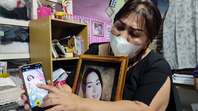 Selvie Pondaag, memeluk foto mendiang putrinya Agitha Sidonia Magdalena Wayong, yang meninggal dunia diduga akibat malpraktik di salah satu rumah sakit di Kota Tomohon. Selvie juga menunjukan gambar kondisi anaknya saat dirawat di rumah sakit.