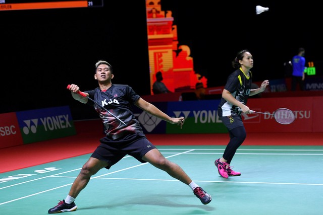 Ganda campuran Indonesia Alfian Eko Prasetya/Masita Mahmudin saat bertanding melawan ganda campura Inggris pada Indonesia Masters 2021  di Bali International Convention Center, Bali, Selasa (16/11). Foto: Humas PP PBSI