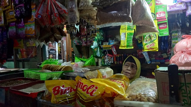 Seorang pedagang di pasar tradisional Desa Menganti Kabupaten Gresik, Selasa (16/11/2021).
 Foto: kumparan