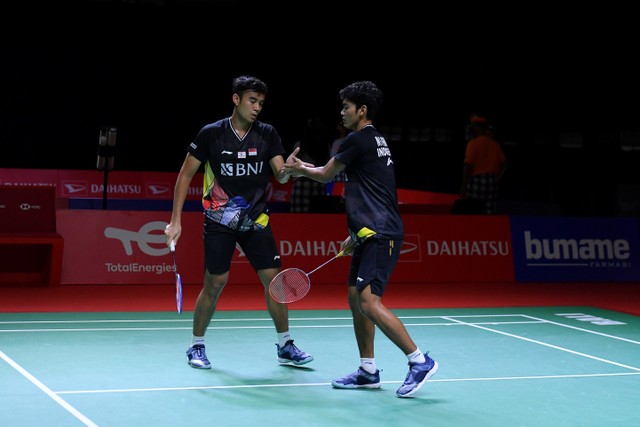 Ganda putra Indonesia Muhammad Shohibul Fikiri dan Bagas Maulana pada Indonesia Masters 2021 di Bali International Convention Center, Bali, Selasa (16/11). Foto: Humas PP PBSI