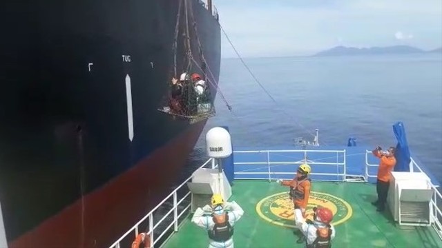 Tim SAR Gabungan di Aceh menggunakan crane untuk mengevakuasi WN Filipina kru kapal kargo Ivestos X yang sakit dari tengah laut dalam pelayaran dari China menuju Afrika Selatan. Foto: Dok. Basarnas Banda Aceh