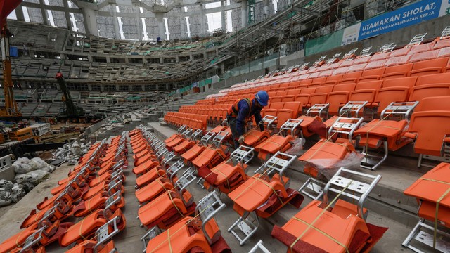 Pekerja memasang kursi penonton Jakarta International Stadium (JIS) di Tanjung Priok, Jakarta, Selasa (16/11/2021). Foto: Aditya Pradana Putra/ANTARA FOTO