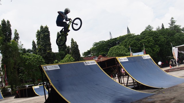 Puluhan rider dari sejumlah kabupaten/kota di Jawa Barat mengikuti invitasi olahraga ekstrem BMX Freestyle di Kabupaten Kuningan. (Andri)