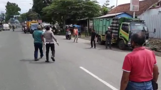 Polisi amankan pelaku duel senjata tajam di tengah jalan di Tasikmalaya, Jawa Barat, Selasa (16/11). Foto: Dok. Istimewa