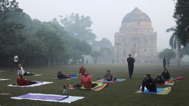 Orang-orang berolahraga di pagi yang berkabut di Taman Lodhi di New Delhi, India, Selasa (16/11). Foto: Anushree Fadnavis/REUTERS