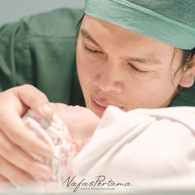 Istri Natta Reza, Wardah Maulina, melahirkan anak pertama. Foto: Nafas Pertama via Instagram/@natta_reza
