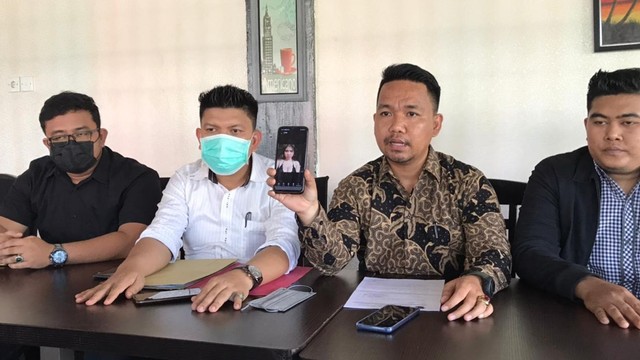 DODI Fernando, kuasa Hukum Dekan FISIP Unri, Syafri Harto, mengatakan ada indikasi pelapor, mahasiswi L, terlibat prostitusi online, Selasa (16/11/2021), saat menggelar konferensi pers di Pekanbaru.  