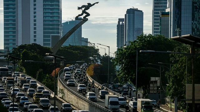 Kendaraan bermotor terlihat memadati jalan di Jakarta, saat PPKM level 1, Selasa (16/11). Foto: Iqbal Firdaus/kumparan