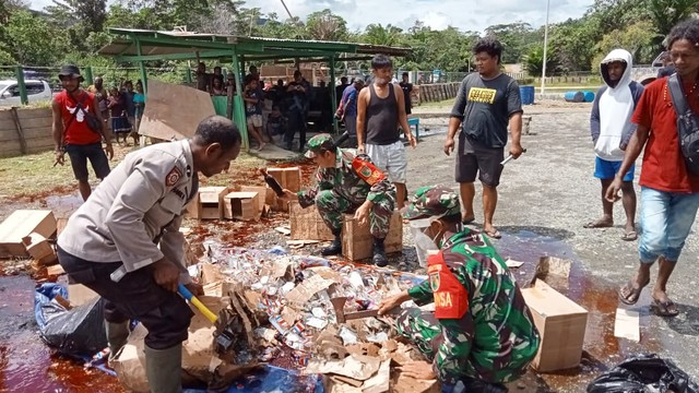 Pemusnahan minuman keras di Kabupaten Yalimo. (Dok Penrem 172/PWY)