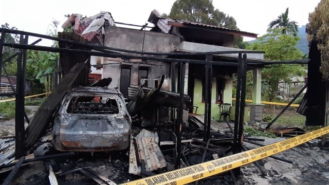 Kondisi rumah dan mobil milik wartawan di Aceh Tenggara yang dibakar orang tak dikenal pada 30 Juli 2019. Foto: Dok. Asnawi