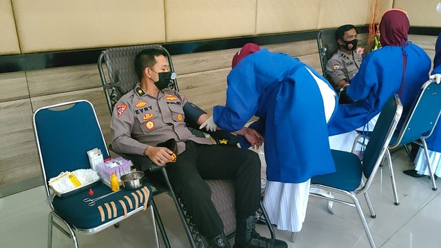 Personel Polres Bangka Barat saat ikut acara donor darah.