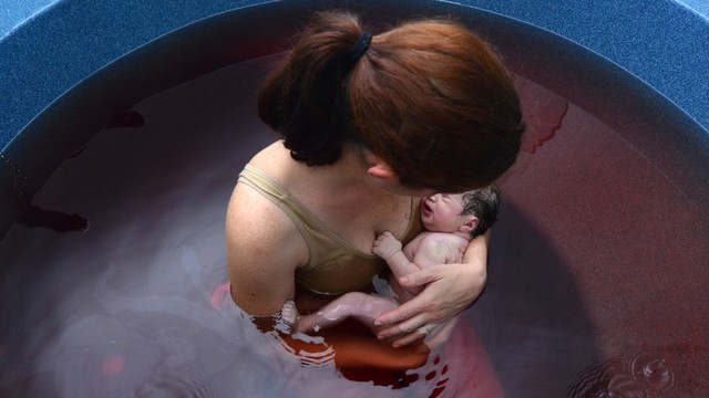 Apakah melahirkan dengan water birth tidak sakit? Foto: Shutterstock