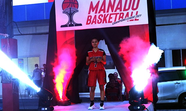 Perkenalan pemain yang melibatkan tata cahaya, pertama kali dilakukan di kompetisi basket lokal yang diselenggarakan di Kota Manado