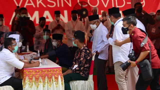 Wakil Presiden Indonesia, Ma'ruf Amin meninjau vaksinasi di Pondok Pesantren Mahyal Ulum Al Aziziyah, Aceh Besar. Foto: Suparta/acehkini