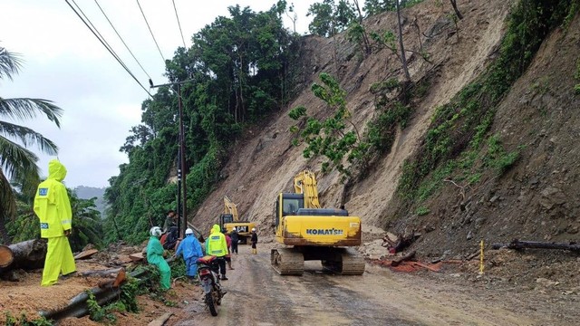 Jalan poros Mamuju-Majene kerap macet panjang akibat longsor. Foto: Dok. Polres Majene