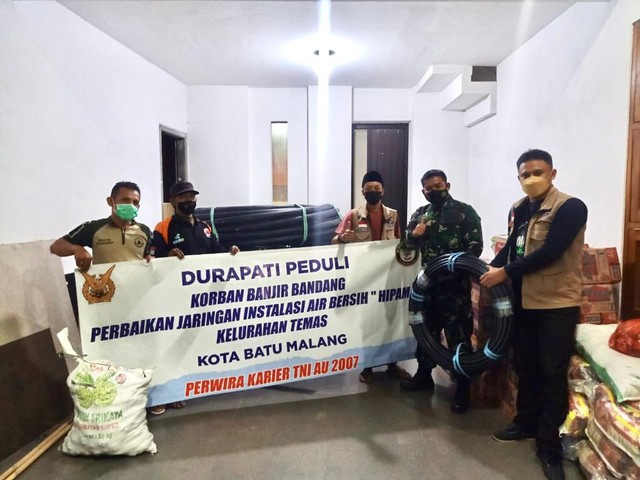 Perwira Karier TNI Angkatan Udara letting 2007 yang dikenal dengan Durapati melakukan aksi peduli dengan memberikan bantuan korban banjir bandang di Kota Batu dan Malang. Foto: Puspen TNI