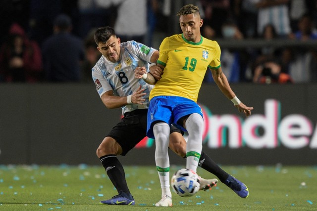 Pemain Argentina Marcos Acuna duel dengan pemain Brasil Raphinha pada pertandingan kualifikasi Amerika Selatan untuk Piala Dunia Qatar 2022 di stadion San Juan del Bicentenario, Argentina. Foto: Juan Mabromata/AFP